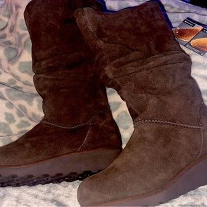 Tall slouch boots, brown water, resistant shearling, lined never worn size 5